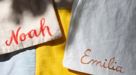 Noah führt 2025 die Liste der beliebtesten Jungennamen für Neugeborene in Thüringen an, Emilia liegt bei Mädchen in den Top Ten. (Archivbild) / Foto: Viola Lopes/dpa