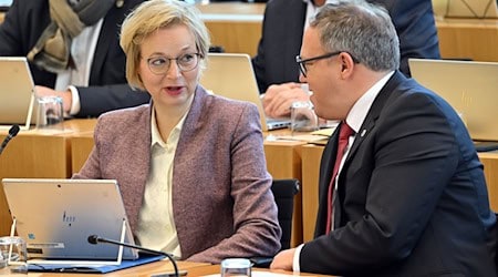 Der Landtag stimmt über den Thüringer Doppelhaushalt ab - hier Finanzministerin Wolf vom BSW mit Ministerpräsidentin Voigt (CDU). (Archivbild)  / Foto: Martin Schutt/dpa