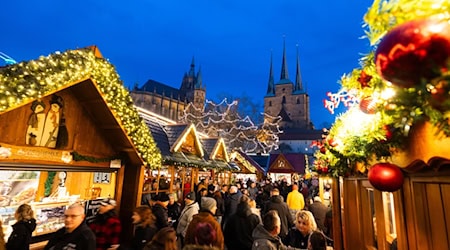 Die besondere Kulisse des Erfurter Weihnachtsmarktes zog in diesem Jahr mehr Menschen an als im Vorjahr. (Archivbild) / Foto: Michael Reichel/dpa