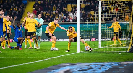 Das entscheidende Tor: Dynamos Niklas Hauptmann kann das 2:3 für Braunschweig nicht verhindern. / Foto: Robert Michael/dpa