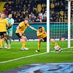 Das entscheidende Tor: Dynamos Niklas Hauptmann kann das 2:3 für Braunschweig nicht verhindern. / Foto: Robert Michael/dpa