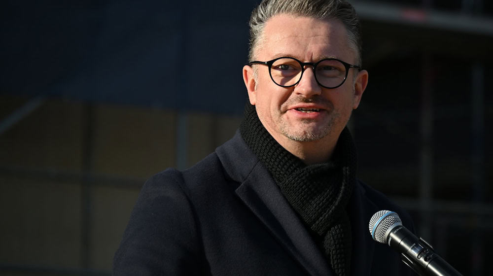 Im Thüringer Landtag wurde ein Gesetz zur Erwachsenenbildung angepasst. Bildungsminister Christian Tischner (CDU) sieht die Erwachsenenbildung durch eine Änderung der Finanzierung gestärkt. (Archivbild) / Foto: Martin Schutt/dpa