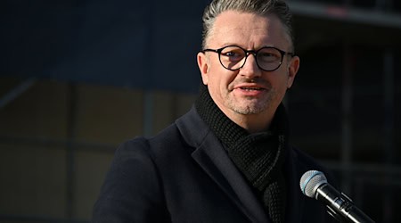 Im Thüringer Landtag wurde ein Gesetz zur Erwachsenenbildung angepasst. Bildungsminister Christian Tischner (CDU) sieht die Erwachsenenbildung durch eine Änderung der Finanzierung gestärkt. (Archivbild) / Foto: Martin Schutt/dpa