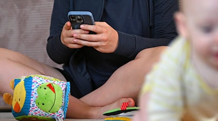 Erst einmal den KI-Chatbot fragen, was zu tun ist, wenn das Kind etwas verschluckt? Keine gute Idee, sagt Dagmar Prasa vom Gemeinsamen Giftinformationszentrum der Länder Mecklenburg-Vorpommern, Sachsen, Sachsen-Anhalt und Thüringen. (Symbolbild) / Foto: Elisa Schu/dpa