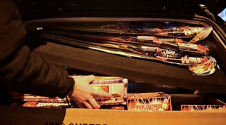 Zwei Männer übernachten vor einem Supermarkt, um als erste Feuerwerkskörper kaufen zu können. (Symbolbild) / Foto: Sebastian Christoph Gollnow/dpa