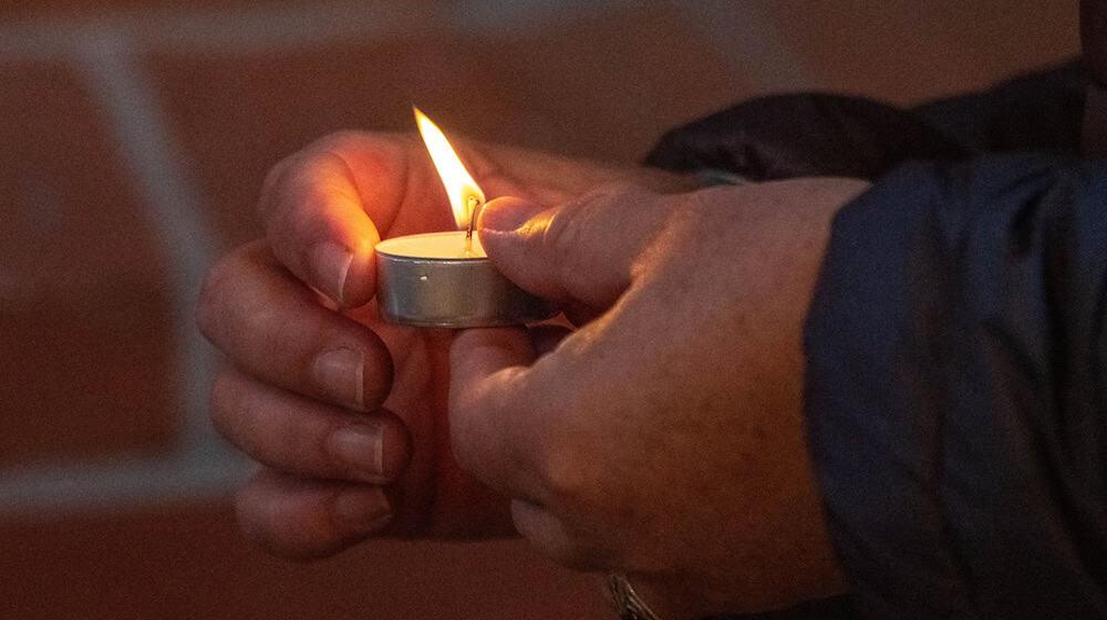 Jedes Jahr wird verstorbenen Kindern am zweiten Sonntag im Dezember gedacht. (Symbolbild) / Foto: Stefan Sauer/dpa
