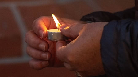 Jedes Jahr wird verstorbenen Kindern am zweiten Sonntag im Dezember gedacht. (Symbolbild) / Foto: Stefan Sauer/dpa