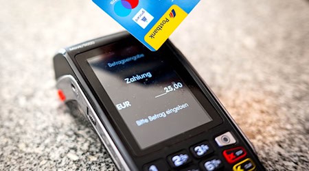 Die Polizei warnt vor Spendenzahlungen mit Karte im Supermarkt. (Symbolbild) / Foto: Sina Schuldt/dpa