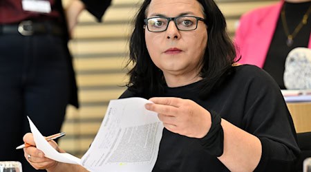 Die Thüringer Linke-Abgeordnete Katharina König-Preuss sieht im Scheitern des «Hammerskins»-Verbots ein Versagen deutscher Behörden. (Archivbild) / Foto: Martin Schutt/dpa