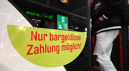 Seit November können Tickets in den Bussen der Landeshauptstadt nur noch bargeldlos erworben werden. / Foto: Martin Schutt/dpa