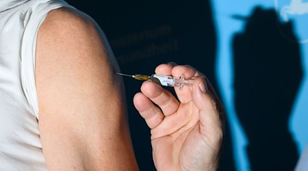 Vor allem Risikogruppen, etwa Menschen ab 60 und Vorerkrankten, wird die Grippeschutzimpfung empfohlen. / Foto: Julian Stratenschulte/dpa