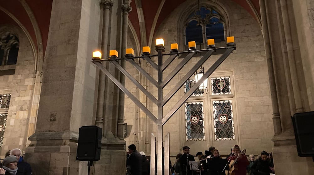 Das Entzünden des ersten Lichts am Chanukka-Leuchter wurde auch mit Musik begleitet. / Foto: Marie Frech/dpa