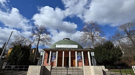 Vor seinem 100. Geburtstag wird das Zeiss-Planetarium schick gemacht und dafür zum Jahresende 2025 vorerst geschlossen. (Archivfoto)  / Foto: Martin Schutt/dpa