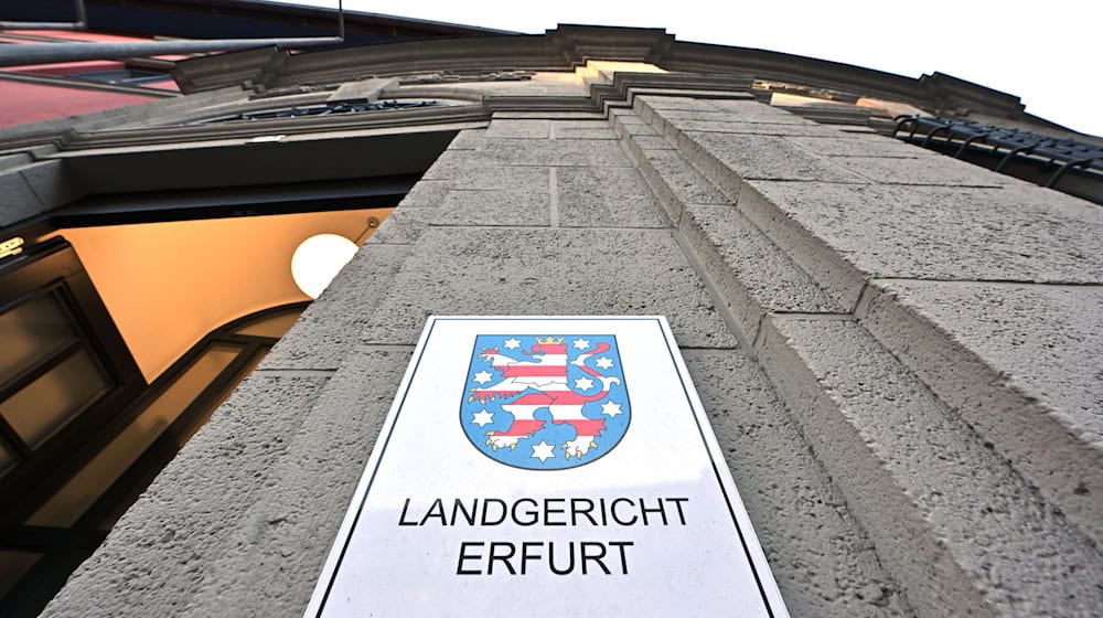 Eine Frau und ein Mann sind am Landgericht Erfurt angeklagt, weil sie eine junge Frau nackt in eine Holzkiste gesperrt haben sollen. (Archivbild) / Foto: Martin Schutt/dpa