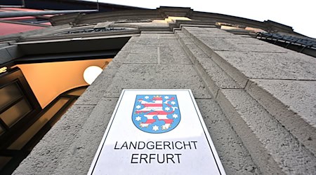 Eine Frau und ein Mann sind am Landgericht Erfurt angeklagt, weil sie eine junge Frau nackt in eine Holzkiste gesperrt haben sollen. (Archivbild) / Foto: Martin Schutt/dpa