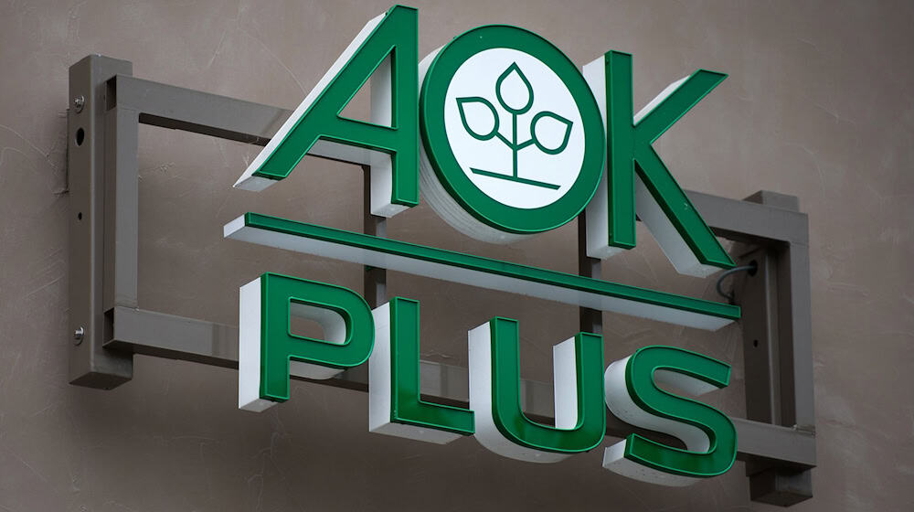 Die AOK Plus als größte Krankenkasse in Sachsen und Thüringen lässt ihren Beitrag 2026 unverändert. (Symbolbild) / Foto: Arno Burgi/dpa-Zentralbild/dpa