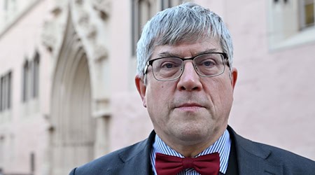 Friedrich Kramer, Landesbischof der Evangelischen Kirche in Mitteldeutschland (EKM), fühlt sich von der Haltung zur Kirche der AfD an DDR-Zeiten erinnert. / Foto: Martin Schutt/dpa