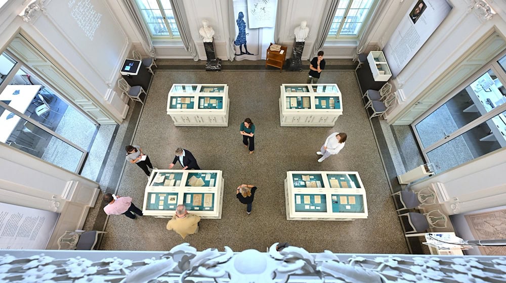 Das Goethe- und Schiller-Archiv hat bei einer Auktion eine Privatsammlung mit Handschriften von Johann Wolfgang von Goethe (1749-1832) erworben, darunter einen bislang unbekannten Brief. (Archivbild) / Foto: Martin Schutt/dpa