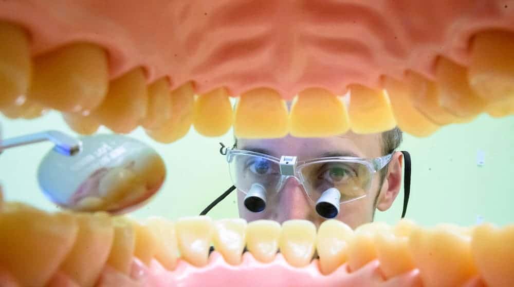 Zahnärzte, die in unterversorgten ländlichen Regionen Thüringens eine Praxis eröffnen, können vom Land einen Zuschuss zu den Investitionskosten erhalten (Symbolfoto). / Foto: Julian Stratenschulte/dpa