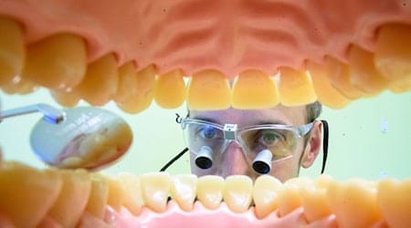 Zahnärzte, die in unterversorgten ländlichen Regionen Thüringens eine Praxis eröffnen, können vom Land einen Zuschuss zu den Investitionskosten erhalten (Symbolfoto). / Foto: Julian Stratenschulte/dpa