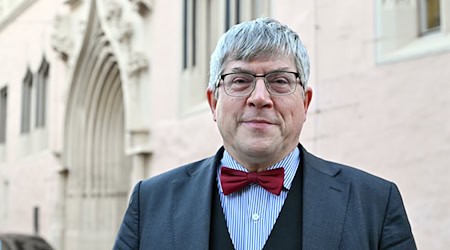 Der Landesbischof der Evangelischen Kirche in Mitteldeutschland (EKM), Friedrich Kramer, hat Beratungen der Kirche für Kriegsdienstverweigerer angekündigt. / Foto: Martin Schutt/dpa