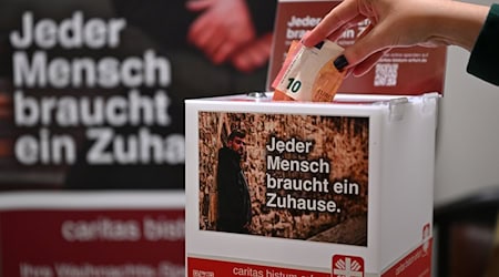 Für Sozialverbände wie die Caritas ist die Adventszeit wichtigste Zeit des Jahres für Spenden. (Symbolbild). / Foto: Martin Schutt/dpa