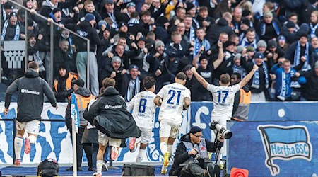 Alexander Nollenberger (r, 1. FC Magdeburg) jubelt mit Teamkollegen nach seinem Treffer zum 0:1 vor den Fans. / Foto: Andreas Gora/dpa