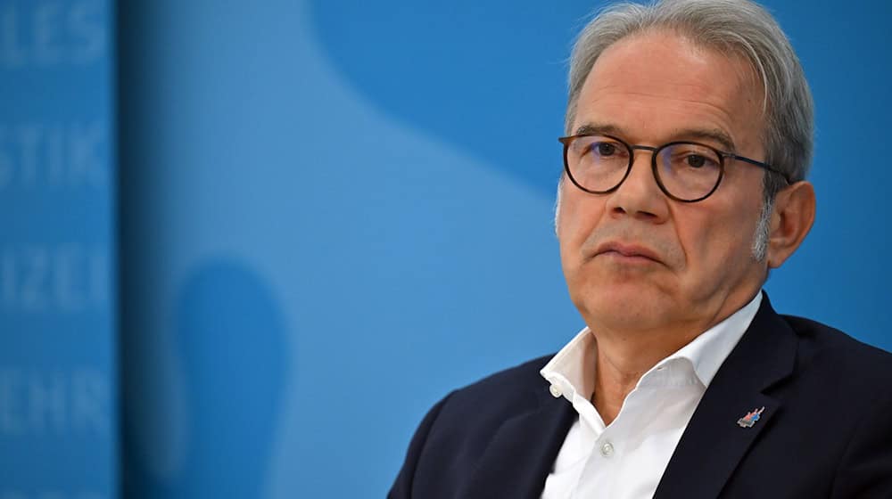 Die Wirtschaftsstatistik für das erste Halbjahr 2025 stimmt den Minister für Landesentwicklung, Georg Maier (SPD), optimistisch. (Archivbild) / Foto: Martin Schutt/dpa