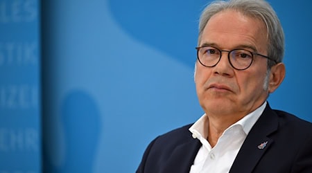 Die Wirtschaftsstatistik für das erste Halbjahr 2025 stimmt den Minister für Landesentwicklung, Georg Maier (SPD), optimistisch. (Archivbild) / Foto: Martin Schutt/dpa