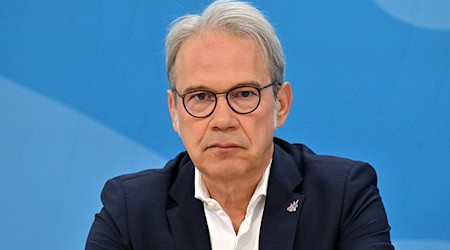 Weniger Zuwanderung und ein Geburtendefizit setzen Thüringen zu. Der zuständige Minister Georg Maier (SPD) warnt vor einfachen Lösungen und fordert neue Ansätze. (Archivbild) / Foto: Martin Schutt/dpa