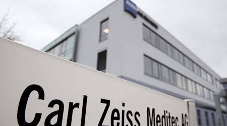 Carl Zeiss Meditec mit einem verhaltenen Ausblick auf das neue Geschäftsjahr (Illustration).    / Foto: Bodo Schackow/dpa-Zentralbild/dpa