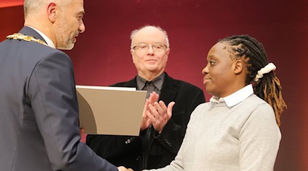 Weimarer Menschenrechtspreis geht an afrikanische Frauenrechtlerin.  / Foto: Bodo Schackow/dpa