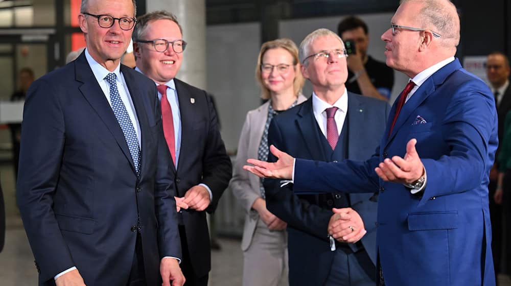 Erste Station des Antrittsbesuches von Bundeskanzler Friedrich Merz war das Fraunhofer-Institut für Angewandte Optik und Feinmechanik in Jena. / Foto: Martin Schutt/dpa