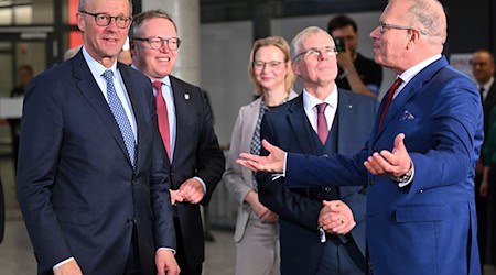 Erste Station des Antrittsbesuches von Bundeskanzler Friedrich Merz war das Fraunhofer-Institut für Angewandte Optik und Feinmechanik in Jena. / Foto: Martin Schutt/dpa