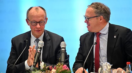Bundeskanzler Friedrich Merz (CDU) ist in Thüringen zu Besuch - und trifft dort auch Ministerpräsident Mario Voigt. / Foto: Martin Schutt/dpa