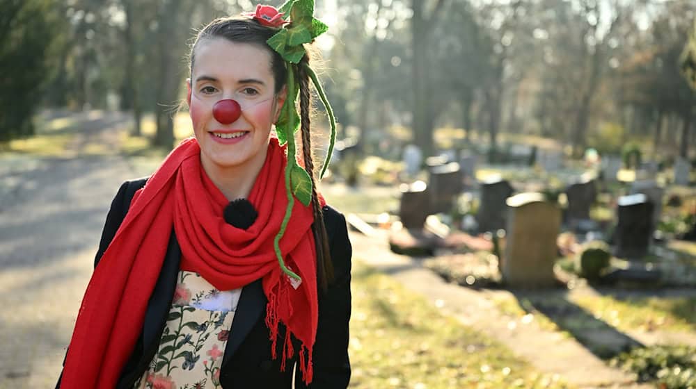 Als Clown Finovo ist Katrin Lehmann-Buss regelmäßig auf dem Erfurter Friedhof unterwegs und möchte so helfen, mit Trauer umzugehen. / Foto: Martin Schutt/dpa
