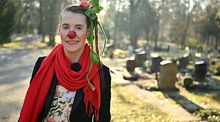 Als Clown Finovo ist Katrin Lehmann-Buss regelmäßig auf dem Erfurter Friedhof unterwegs und möchte so helfen, mit Trauer umzugehen. / Foto: Martin Schutt/dpa