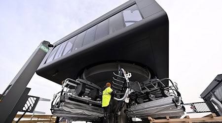 Die neue Sesselbahn ersetzt die bisherigen Zweiergondeln. (Archivbild) / Foto: Martin Schutt/dpa