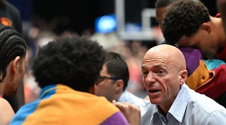 Trainer Rodrigo Pastore und die Bundesliga-Basketballer der Niners Chemnitz setzten sich im Eurocup gegen Panionios Athen durch. / Foto: Hendrik Schmidt/dpa