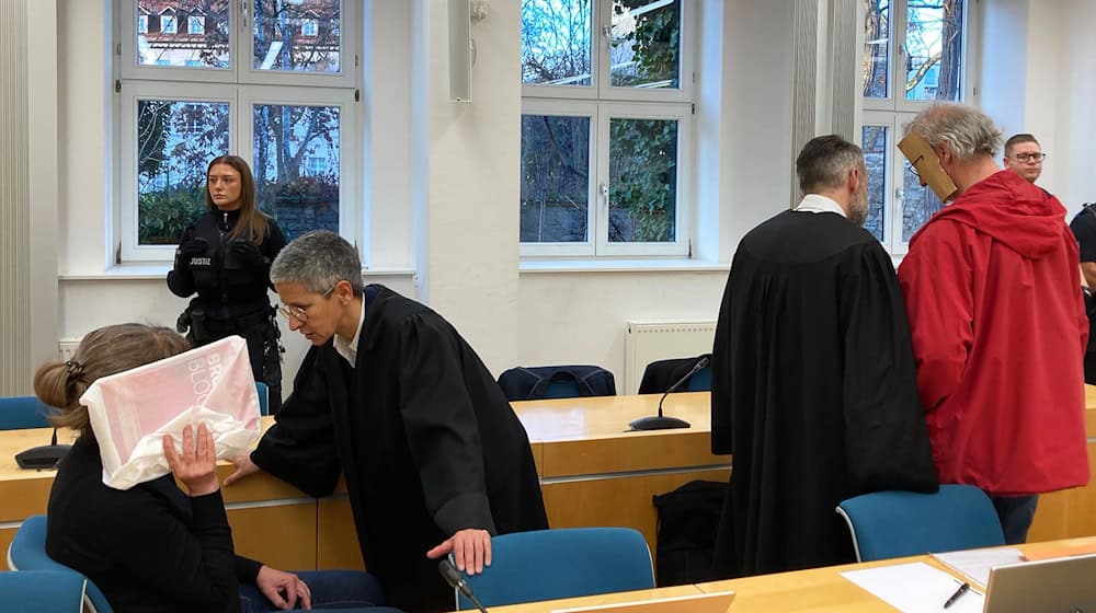 Eine Frau und ein Mann sind am Landgericht Erfurt angeklagt, weil sie eine junge Frau nackt in eine Holzkiste gesperrt haben sollen. / Foto: Marie Frech/dpa