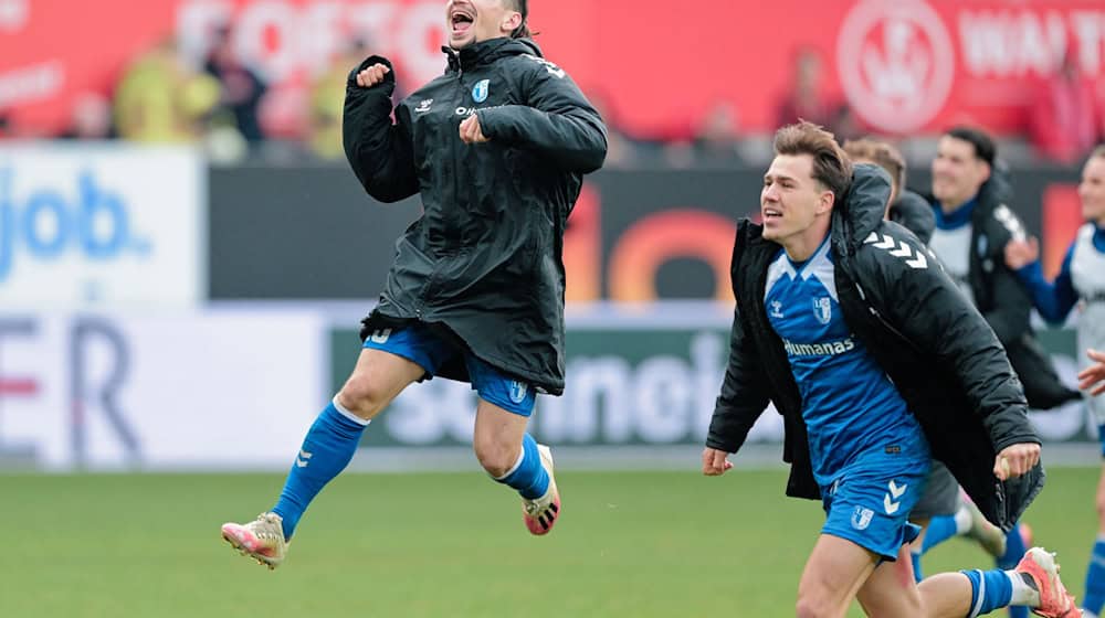 Baris Atik (l) bejubelt drei Punkte auf dem Betzenberg / Foto: Uwe Anspach/dpa