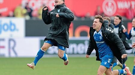 Baris Atik (l) bejubelt drei Punkte auf dem Betzenberg / Foto: Uwe Anspach/dpa