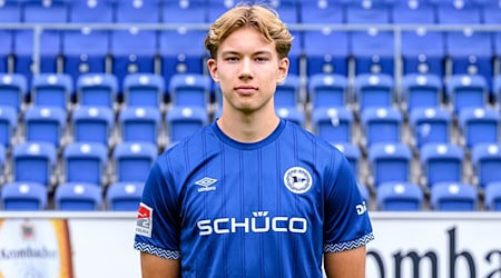Der Norweger Jonathan Norbye kehrt vorzeitig von Arminia Bielefeld zu RB Leipzig zurück. (Archivbild) / Foto: David Inderlied/dpa