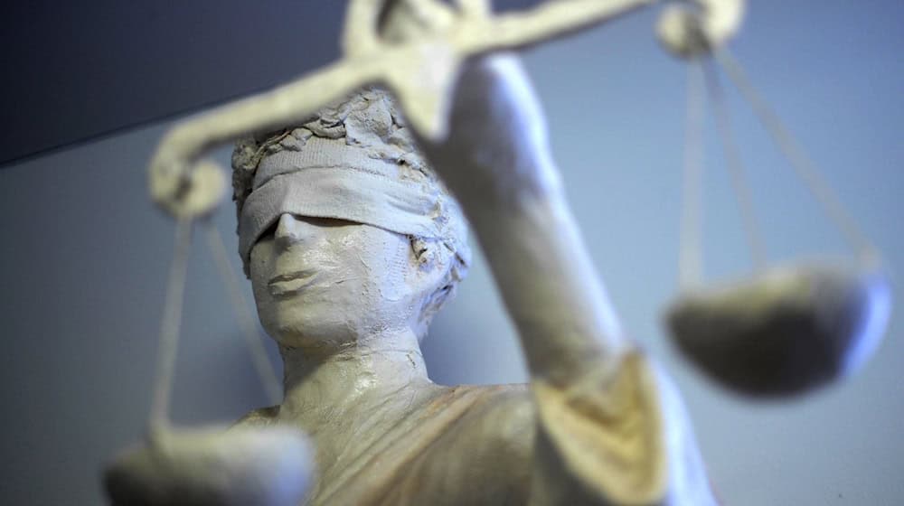 Das Tragen der Robe soll künftig in Thüringen die Unabhängigkeit und Neutralität der Arbeit von Rechtspflegern unterstreichen. (Symbolbild) / Foto: Peter Steffen/dpa