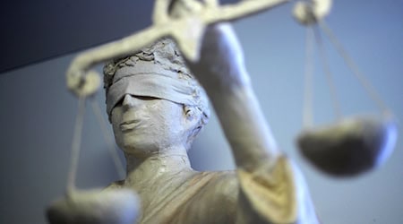 Das Tragen der Robe soll künftig in Thüringen die Unabhängigkeit und Neutralität der Arbeit von Rechtspflegern unterstreichen. (Symbolbild) / Foto: Peter Steffen/dpa