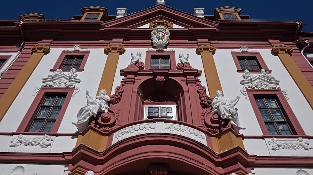 Seit 1995 ist die zwischen 1711 und 1720 errichtete einstige Kurzmainzische Statthalterei Sitz der Thüringer Staatskanzlei und des Ministerpräsidenten. / Foto: Martin Schutt/dpa