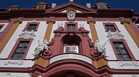 Seit 1995 ist die zwischen 1711 und 1720 errichtete einstige Kurzmainzische Statthalterei Sitz der Thüringer Staatskanzlei und des Ministerpräsidenten. / Foto: Martin Schutt/dpa
