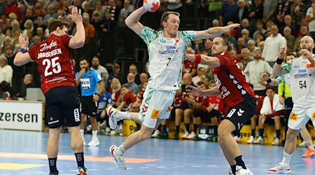 Felix Claar (M) war bester Magdeburger Schütze gegen die MT Melsungen. (Archivbild) / Foto: Michael Hundt/dpa