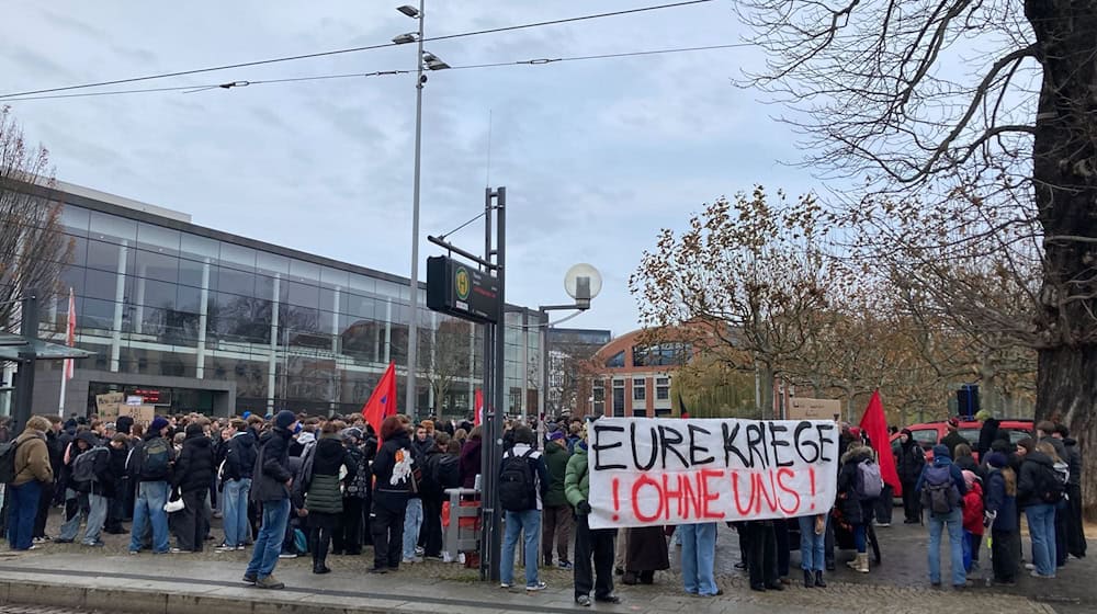 Mehrere Hundert Menschen kamen für die Demo in Erfurt zunächst auf dem Theaterplatz zusammen und zogen dann durch die Stadt. / Foto: Marie Frech/dpa