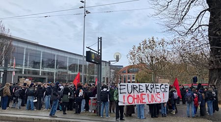 Mehrere Hundert Menschen kamen für die Demo in Erfurt zunächst auf dem Theaterplatz zusammen und zogen dann durch die Stadt. / Foto: Marie Frech/dpa